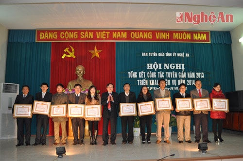 Tặng Giấy khen và phần thưởng cho các Ban Tuyên giáo huyện, thị có thành tích xuất sắc năm 2013
