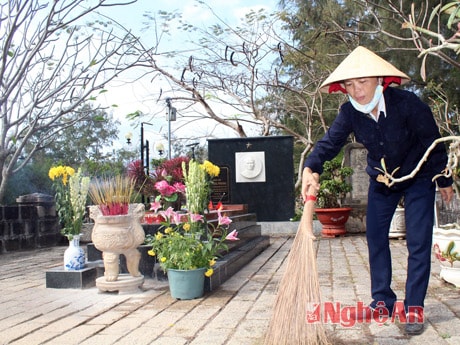 Nhân viên Ban quản lý Di tích Côn Đảo chăm sóc Nghĩa trang Hàng Dương.