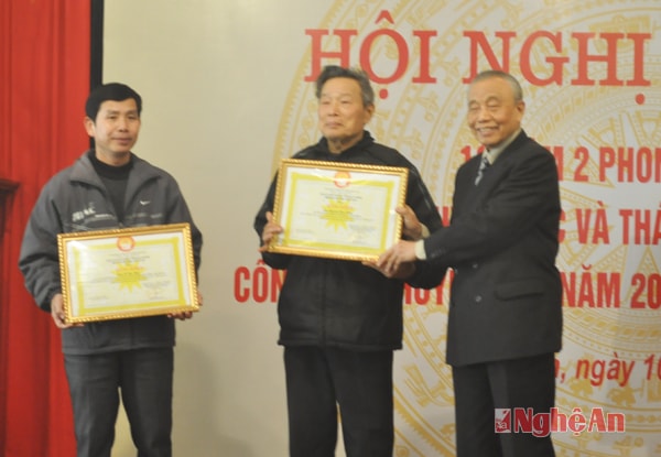 Đồng chí Nguyễn Mạnh Cầm trao bằng khen cho 2 cá nhân có thành tích xuất sắc cho phong trào hội