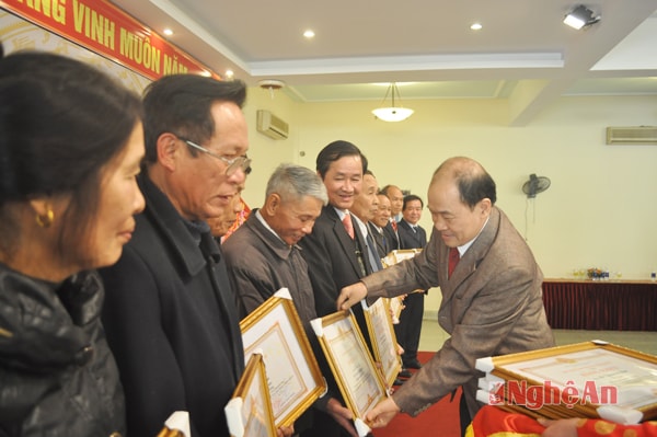 Đồng chí Trần Xuân Bí - Chủ tịch Hội Khuyến học tỉnh trao bằng khen cho các cá nhân có nhiều thành tích trong công tác khuyến học
