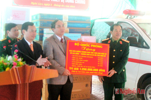 Trung tướng Mai Quang Phấn (phải) trao tặng quà của Bộ quốc phòng cho Khu điều dưỡng thương binh tâm thần kinh
