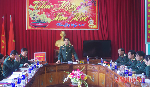 Trung tướng Mai Quang Phấn chủ trì buổi làm việc tại Sư đoàn 324.