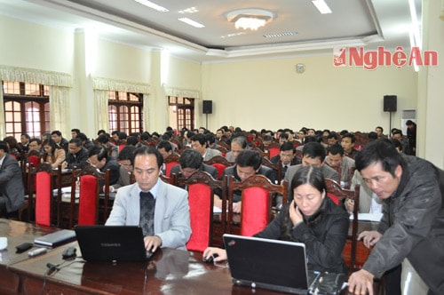 Các đại biểu dự hội nghị tiếp thu và lắng nghe thông tin thời sự
