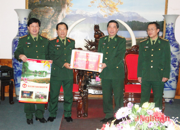 Trung tướng Mai Quang Phấn trao quà Tết cho lãnh đạo Bộ chỉ huy BĐBP Nghệ An.