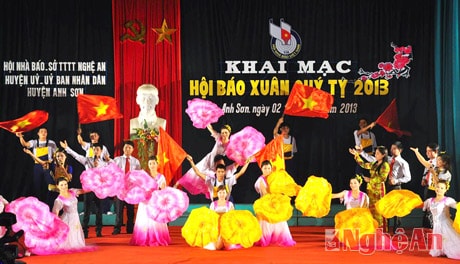 Tưng bừng khai hội Báo Xuân năm 2013