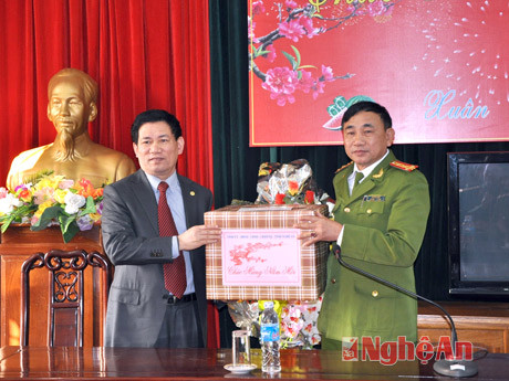 Bí thư Tỉnh ủy tặng quà chúc tết Công an huyện Quế Phong.