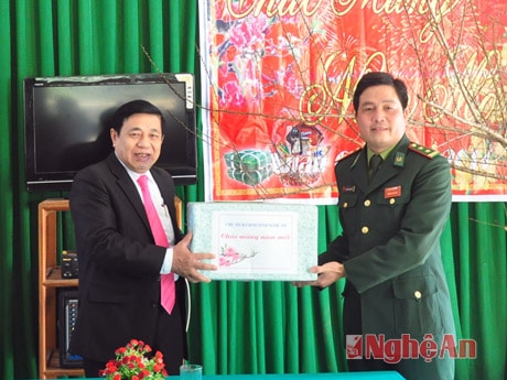 Chủ tịch UBND tỉnh tặng quà Đồn biên phòng Na Loi