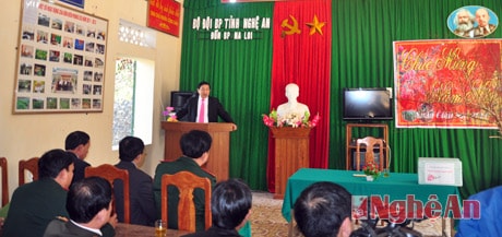 Chủ tịch UBND tỉnh căn dặn các chiến sỹ đồn biên phòng Na Loi
