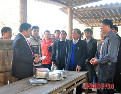 Thăm nơi ăn ở của học sinh Na Loi