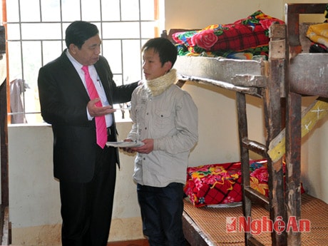 Thăm nơi bán trú của học sinh Na Loi