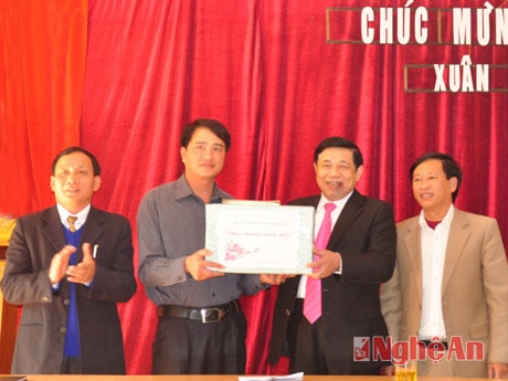 Tặng quà cho Trường THCS dân tộc bán trú Na Loi