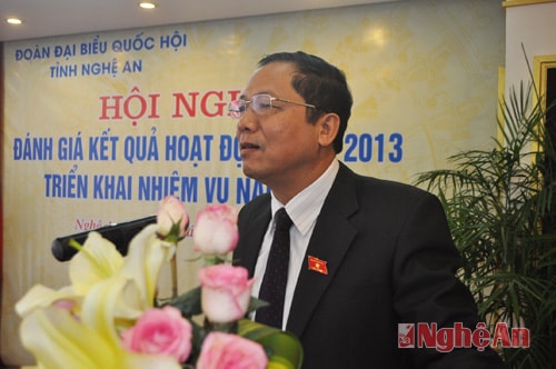 Đồng chí Phạm Văn Tấn - Trưởng đoàn đại biểu Quốc hội Nghệ An chủ tri cuộc họp