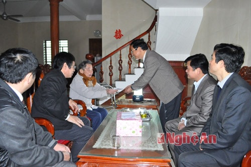 Tặng quà cho gia đình ông Cao Danh Khoa, cán bộ Tiền khởi nghãi ở xóm Mậu 3, Kim Kiên