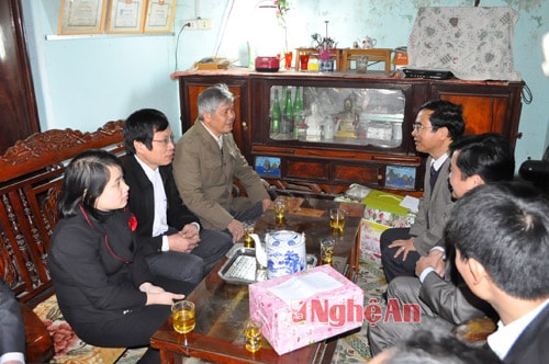 Thăm và tặng quà ông Dương Đình Lan, thương binh 1/4 ở xóm 7, xã Hồng Long