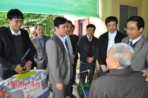 Thăm hỏi, động viên thương binh đặc biệt Nguyễn Văn Hữu tại xóm 3, xã Hồng Long