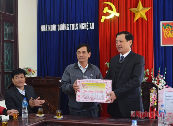 Thăm hỏi và trao quà cho thân nhân liệt sỹ tại Trung tâm nuôi dưỡng thân nhân liệt sỹ.