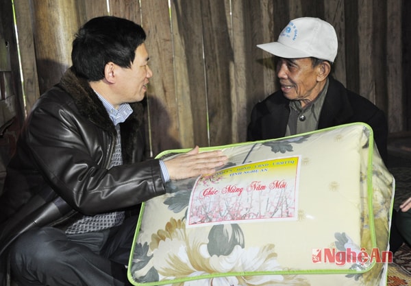 Thăm hỏi, tặng quà ông Vi Xuân Tình, bản Cắm, gia đình liệt sỹ