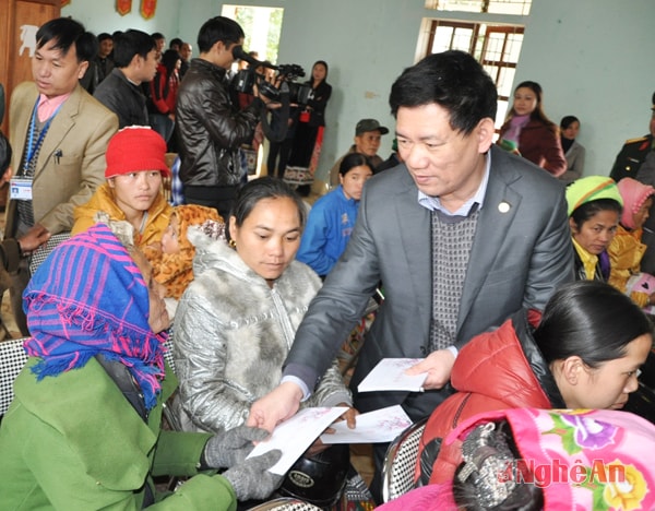 Tặng quà cho 50 hộ nghèo, khó khăn xã Tri Lễ.