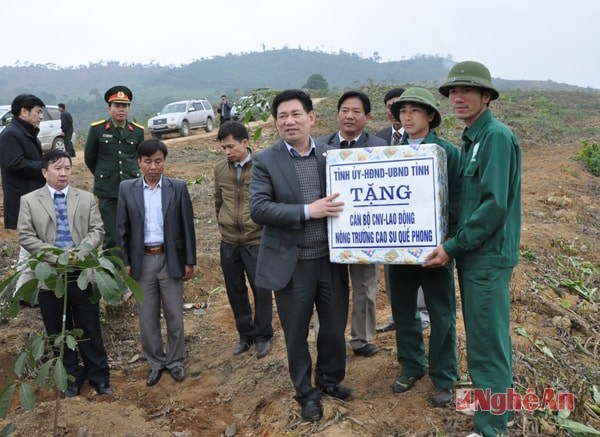Trao quà cho công nhân công ty CP cao su Nghệ An tại Quế Phong