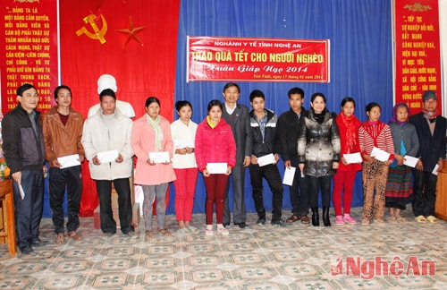 Tặng quà tết cho người nghèo xã Yên Tĩnh - Tương Dương