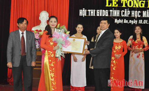 Trao bằng khen của Liên đoàn lao động tỉnh cho cô giáo Phạm Thị Tình