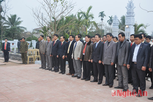 Đoàn đại biểu dâng hoa, dâng hương tại Đền thờ các AHLS ở xã Thanh Tiên