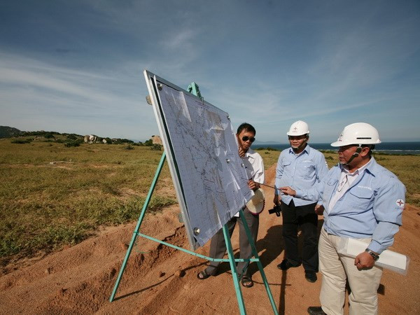 Đại diện Ban quản lý dự án điện hạt nhân Ninh Thuận giới thiệu mặt bằng thực hiện dự án. (Ảnh: Ngọc Hà/TTXVN)