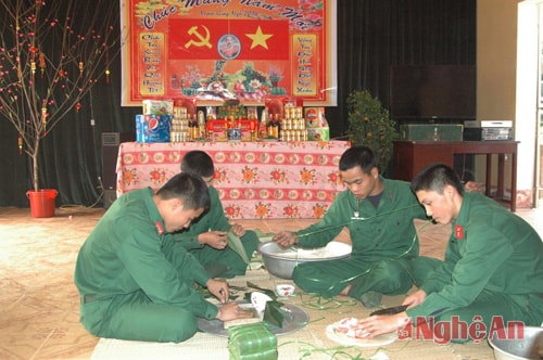  Tổ chức gói bánh chưng.