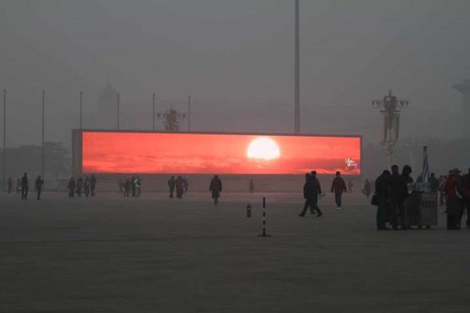 Màn hình LED chiếu cảnh mặt trời mọc ở quảng trường Thiên An Môn (Nguồn: ChinaPressFoto)