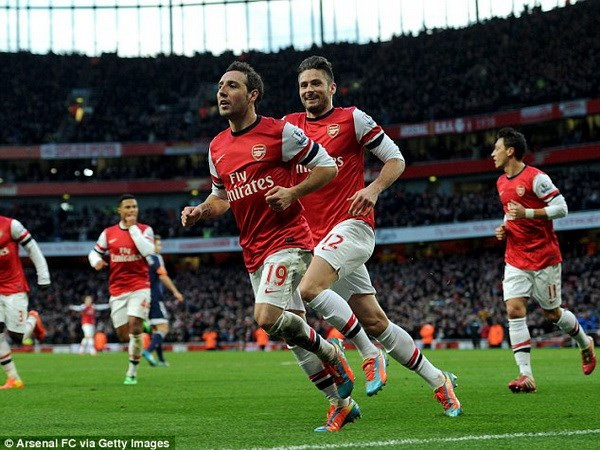Cazorla giúp Arsenal tiếp tục đứng trên đỉnh Premier League.