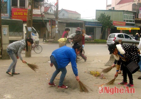 ĐVTN trường tổng dọn vệ sinh trên trục đường Hà Huy Tập.