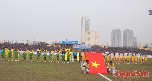 Hai đội làm thủ tục ra sân.
