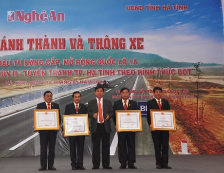 Bộ trưởng Bộ GTVT tặng bằng khen cho các cá nhân xuất sắc