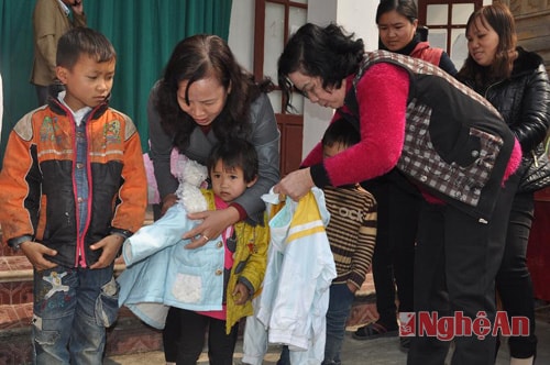 Lãnh đạo Hội DN nhỏ và vừa và huyện Quỳ Hợp trao áo ấm cho các em nhỏ xã Nam Sơn.