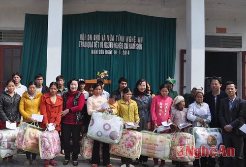 Đại diện Công ty TNHH Lưu Hồng huyện Quỳnh Lưu trao tặng chăn ấm cho người dân Nam Sơn