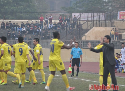Edouard và các đồng đội ăn mừng bàn thắng thứ 5.