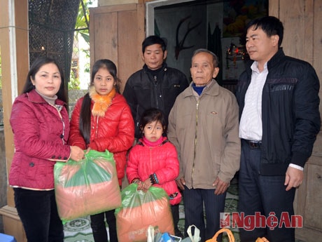 Trước sự chứng kiến của đại diện chính quyền địa phương và gia đình, Báo Nghệ An đã trao quà cho 2 chị em Đặng Thị Huyền và Đặng Thị Khánh Ly .