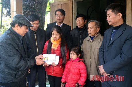 Một số cơ quan đơn vị trên địa bàn huyện Anh Sơn tặng quà, chia sẻ với những khó khăn của 2 chị em Huyền và Ly.