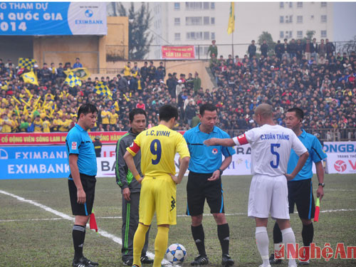 Đây cũng được xem là trận derby của xứ Nghệ bởi trong đội hình của Quảng Nam có rất nhiều cầu thủ gốc Nghệ. HLV Vũ Quang Bảo, đội trưởng Cao Xuân Thắng và nhiều cầu thủ trong đội đều từng khoác áo Sông Lam Nghệ An.