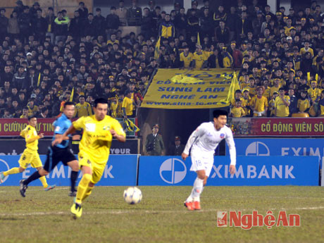 Ngay khi trận đấu bắt đầu, các cầu thủ Sông Lam Nghệ An đã trào lên sân khách.