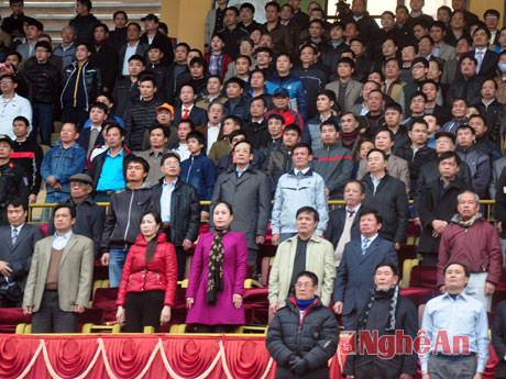 Các đồng chí lãnh đạo tỉnh và hơn 1,5 vạn khán giả đã có mặt trên sân Vinh để theo dõi trận đấu.