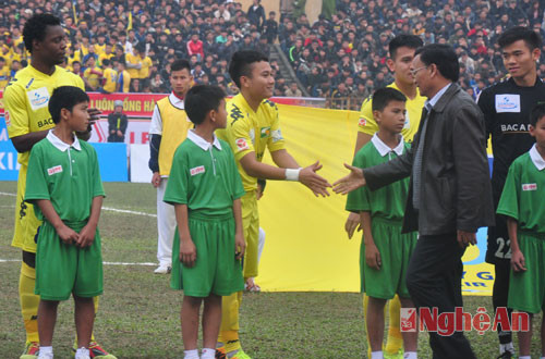 Ông Nguyễn Hồng Thanh, giám đốc công ty CP bóng đá SLNA xuống sân động viên hai đội.