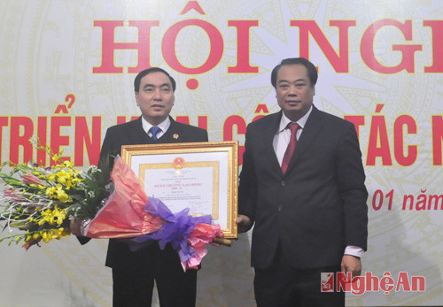 Đồng chí Bùi Ngọc Hòa trao Huân chương lao động hạng Ba cho đồng chí Phạm Văn Hà- Chánh án TAND tỉnh.