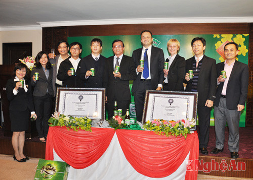 Ban Lãnh đạo Carlsberg Việt Nam và công ty Bia Huế chia sẻ niềm vinh dự là thương hiệu bia đầu tiên và duy nhất nhận được giải thưởng danh giá này.