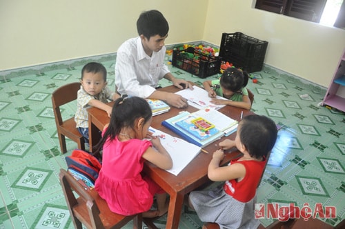 Giờ học của các em trên đảo.