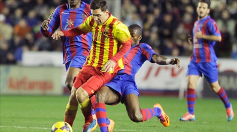 Messi bất lực trước hàng phòng ngự dày đặc của Levante