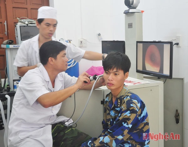 Bác sỹ Lê Minh Phong khám bệnh cho chiến sỹ trên đảo.