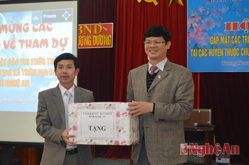 Đồng chí Lê Xuân Đại trao quà tết cho huyện Tương Dương