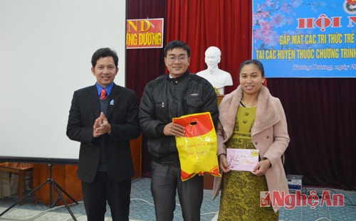 Đồng chí Dương Hoàng Vũ Phó Bí thư Tỉnh đoàn trao quà cho đôi vợ chồng Phó chủ tịch xã Lương Thị Vân Anh và Chu Văn Hùng
