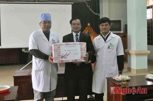 Tặng quà cho bệnh viện đa khoa huyện Đô Lương